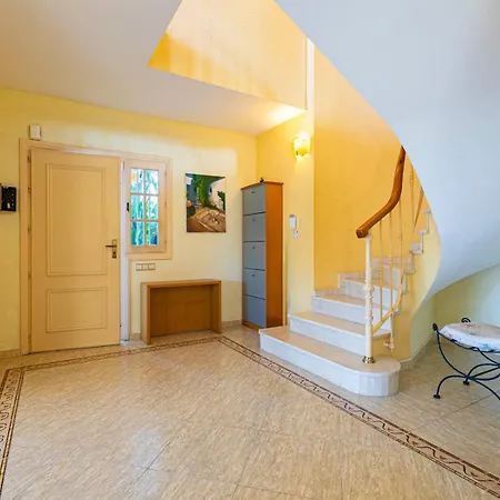 Pass The Keys With Garden And Private Swimming Pool Holiday home