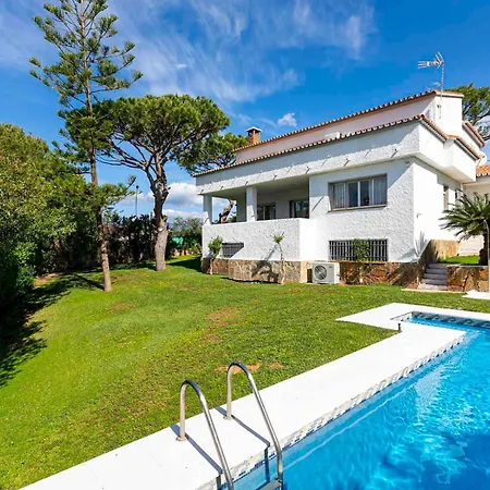 Pass The Keys With Garden And Private Swimming Pool Holiday home