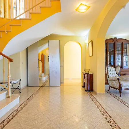 Holiday home Pass The Keys With Garden And Private Swimming Pool