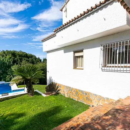 Pass The Keys With Garden And Private Swimming Pool Holiday home *