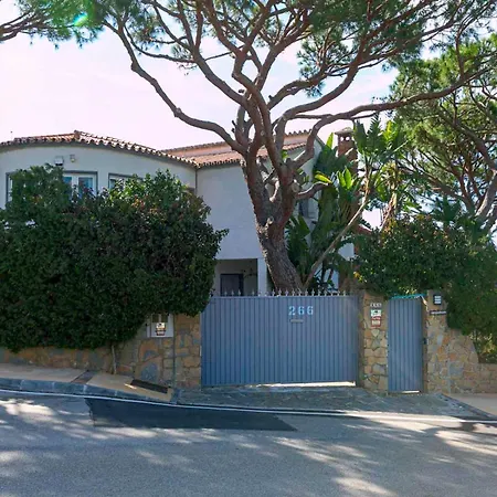 Pass The Keys With Garden And Private Swimming Pool Holiday home