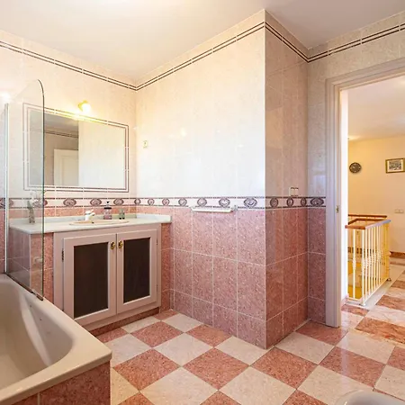 Holiday home Pass The Keys With Garden And Private Swimming Pool