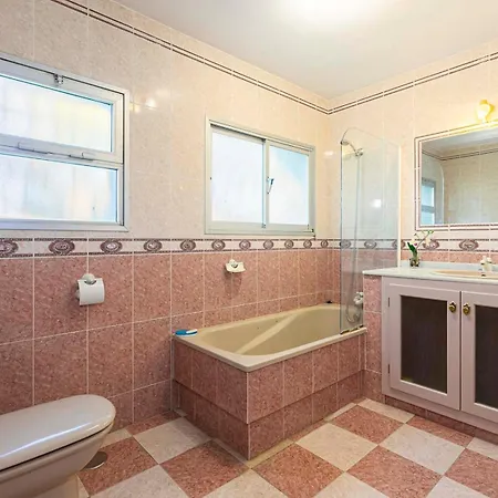 Holiday home Pass The Keys With Garden And Private Swimming Pool