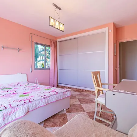 Pass The Keys With Garden And Private Swimming Pool Holiday home