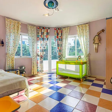 Holiday home Pass The Keys With Garden And Private Swimming Pool