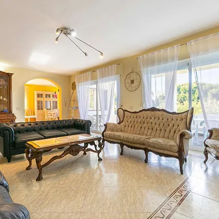 Pass The Keys With Garden And Private Swimming Pool Holiday home *
