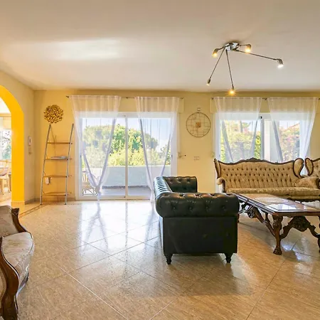 Pass The Keys With Garden And Private Swimming Pool Holiday home *